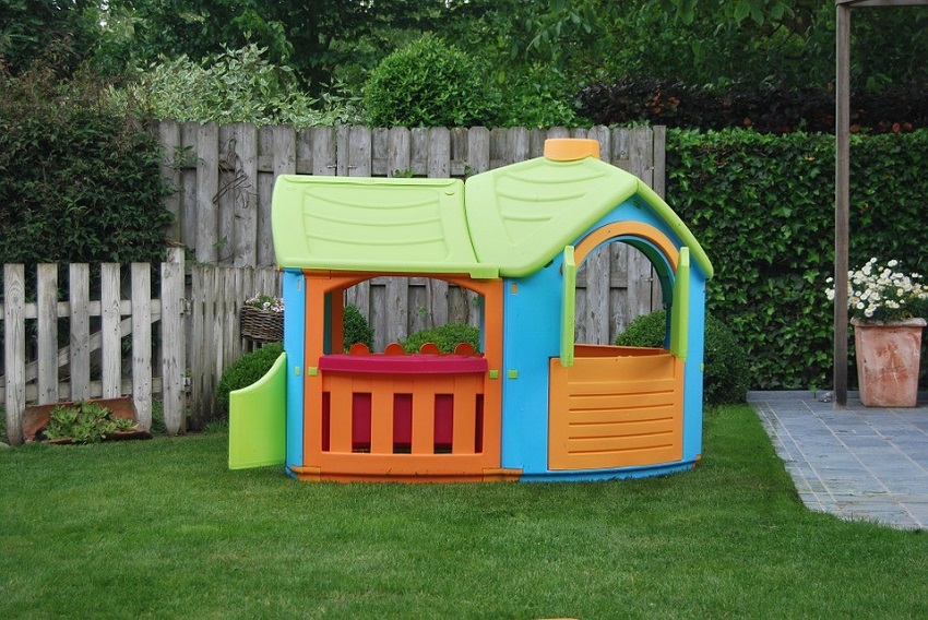 best plastic outdoor playhouse children like to play with